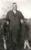 Georg Kapp ca 1945 mit Enkelinnen Maria Christine li und Elisabeth Schöllkopf.jpg